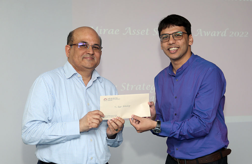 Bibek Bhattacharya, PhD scholar from the Strategy area, receives Mirae Asset Scholars Award 2022 from Professor RT Krishnan.