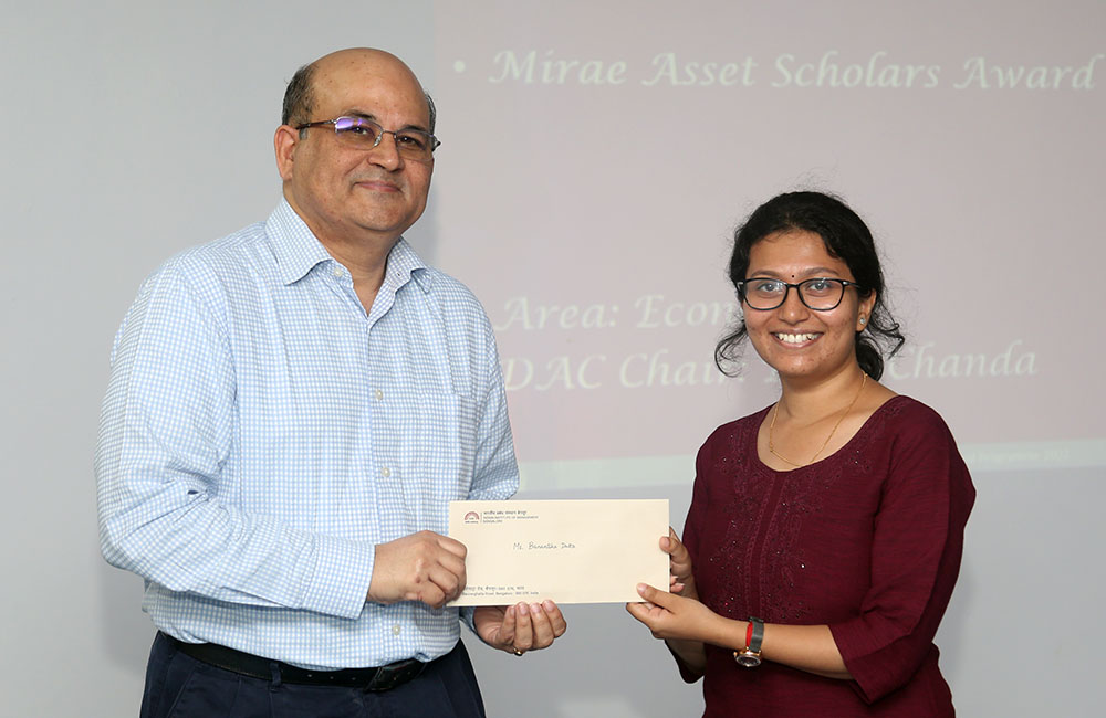 Banantika Datta, PhD scholar from the Economics area, receives the Mirae Asset Scholars Award 2022 from Professor RT Krishnan.