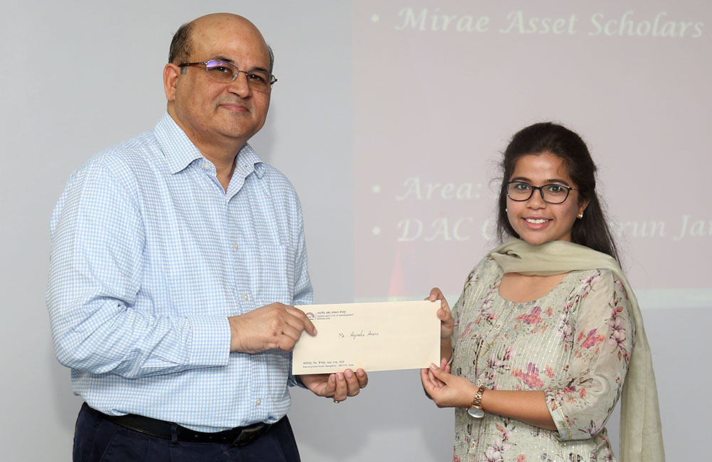 Ayesha Arora, PhD scholar from the Production & Operations Management area, receives Mirae Asset Scholars Award 2022, from Professor RT Krishnan.