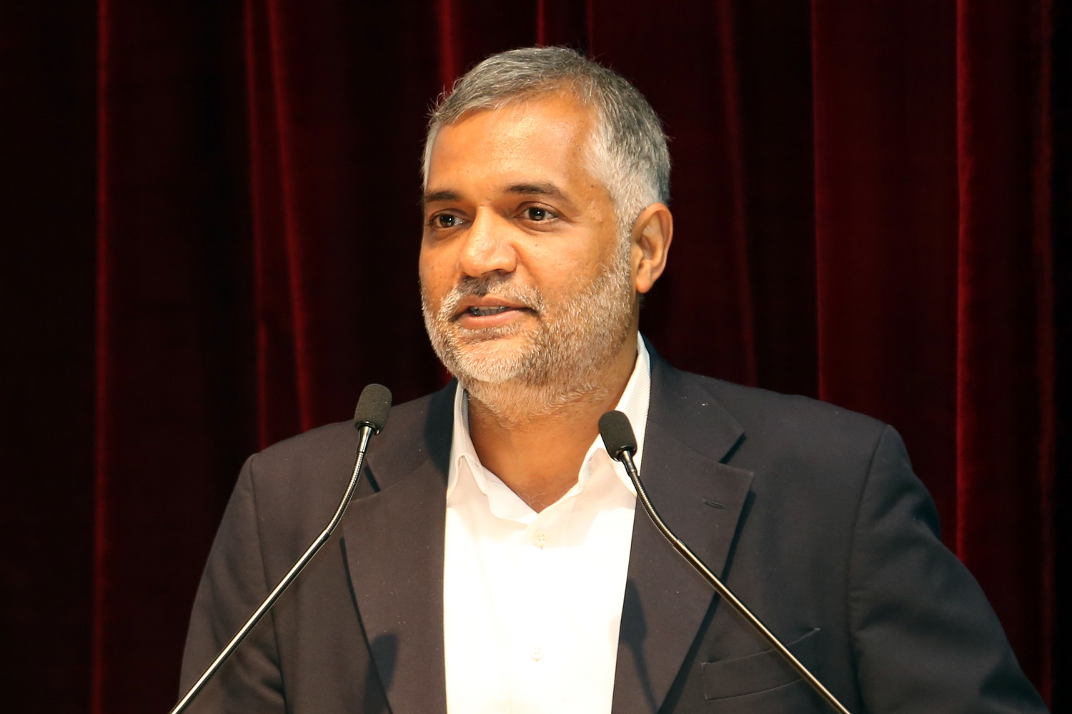 Santhosh Kumar, Managing Director, Texas Instruments India, addresses students.