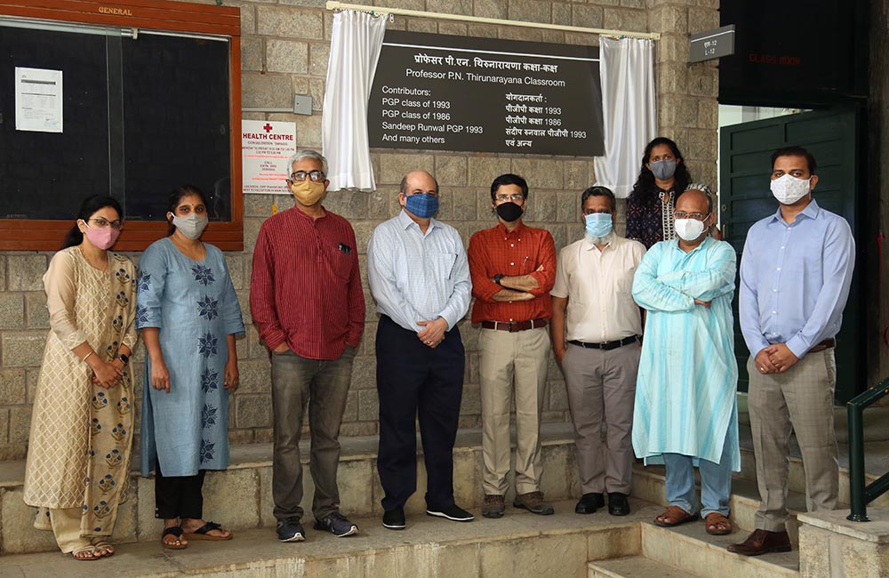 Prof. Rishikesha T Krishnan, Director, IIMB, along with Prof. Sourav Mukherji from the Organizational Behavior & Human Resources Management area, Prof. Shubhabrata Das from the Decision Sciences, and the staff of Alumni Relations and Development offices. 