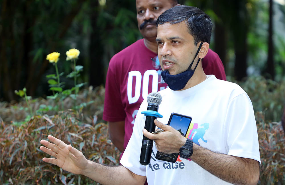 Prof. Sourav Mukherji, Dean, Alumni Relations & Development, IIM Bangalore, speaks to students and staff at the ‘Campus Run’, on World Environment Day.