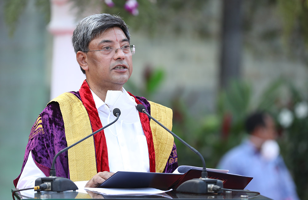   Prof. R Srinivasan, Chairperson, PGP & PGP-BA, presents the graduating class to the Board.  Graduating students of th Master of Business Administration (MBA) two-year weekend programme.